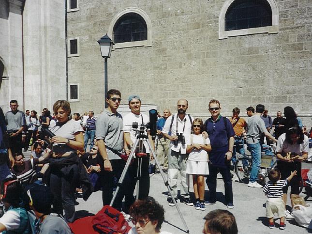 ECLISALZ.JPG (67777 byte) - Al centro della foto, con il binocolo sono io. Alla mia sinistra c' la mia nipotina, Arianna e poi , con la maglietta blu, Paolo, mio cognato. Mia sorella, Grazia, sta scattando la foto.